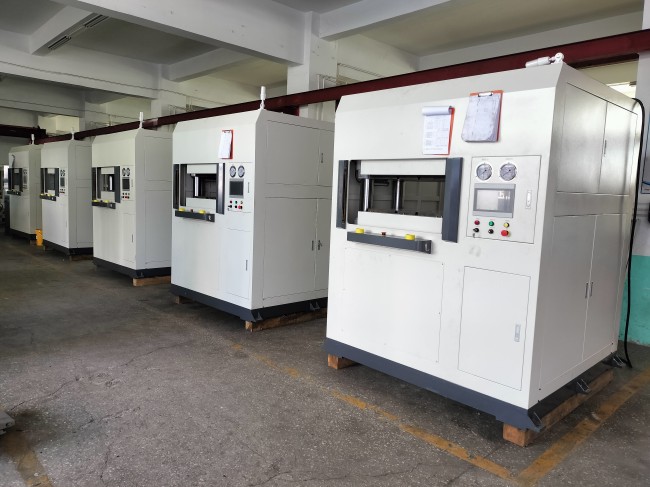 碳纤维热压成型机在新动力汽车、锂电池、光伏财产的利用